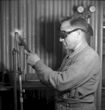 Welding at course for metalworker in Zurich, 1940