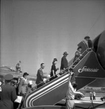 Passengers on the gangway before the first start of a Swissair DC4 from the Zurich airport, 1948