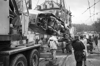 Tramway Accident in Zurich 1966: Tram 13 derailed becausse of the leaves and canted over