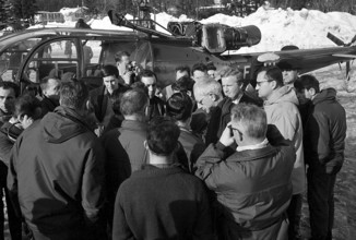 Airplane accident at the Mont Blanc, 1966: Journalists in front of a helicopter