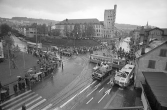 Tramway Accident in Zurich 1966: Tram 13 derailed becausse of the leaves and canted over