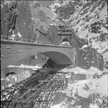 Schollenen ravine, bridge under construction, centering 1955