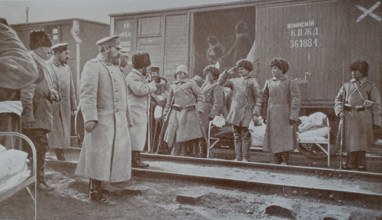 General Kuropatkin looks at the wounded as they board the hospital train