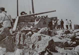 General Stoessel inspects the 6-inch gun emplacement on Liao Tieshan Mountain Photo by Captain Pravikov