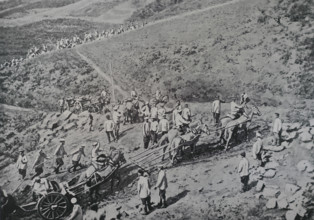 Elevating guns at the pass near Anping Photo by Gusev