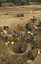 KENYA, Drought, NOT IN LIBRARY Boran women digging deep holes for water in a dry river bed with