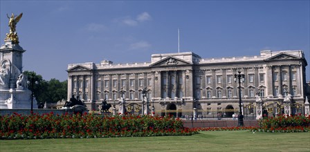 ENGLAND, London, Buckingham Palace.  Front view with the Victoria Memorial to the left and red