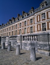 FRANCE, Ile de France, Paris, Versailles. Exterior of Royal Courtyard.