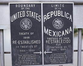 USA, Texas, Laredo, Bilingual boundary sign on International Bridge between Mexico and the United