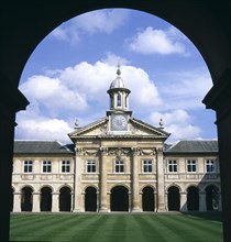 EDUCATION, University, Cambridge, Emmanuel College Quadrangle Cloisters framed by arch