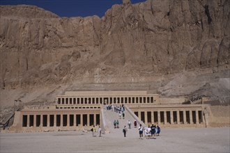 EGYPT, Luxor, Deir el-Bahri, Thebes with view of the Mortuary Temple of Hatshepsut with tourists