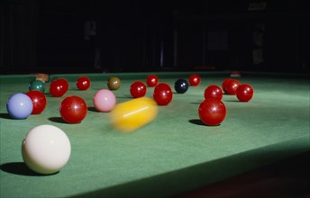 10028075 SPORT Ball Games Snooker Detail of snooker table with yellow ball in movement