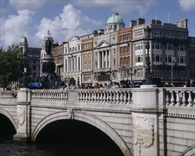 IRELAND, Dublin, "O'Connell St. bridge - people crossing/looking into river, bldgs. "