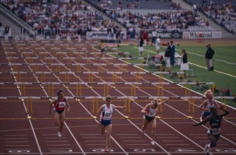 10045953 SPORT Athletics Hurdles Female athletes competing in hurdles event