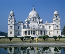 INDIA, West Bengal, Calcutta, Victoria Memorial and lake in foreground.