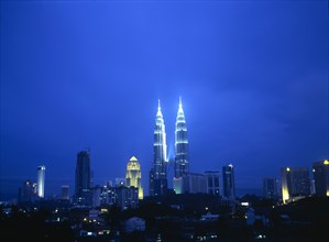 MALAYSIA, Kuala Lumpur, Petronas Towers and skyline at dusk