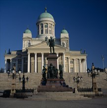 FINLAND, Uusimaa, Helsinki, Cathedral with Czar Alexander statue in centre.