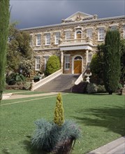 AUSTRALIA, South Australia, Barossa Valley, Chateau Yaldara at Lyndock. The front entrance with