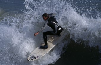 10088275 SPORT Watersport Surfing Man Surfing
