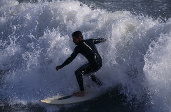 10088276 SPORT Watersport Surfing Man Surfing