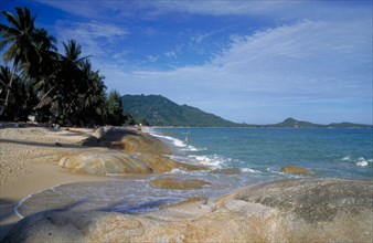 THAILAND, Surat Thani, Koh Samui , Lamai Beach with rocks exposed at low tide