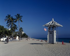 USA, Florida,  Fort Lauderdale, View along beach with lifeguard hut