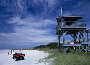 USA, Florida , Sarasota, Lido Beach. Lifeguard Hut with Green Flag overlooking sandy beach with a