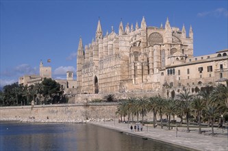 SPAIN, Balearic Islands, Majorca, Palma. La Seo Cathedral with the Almudaina Palace in the
