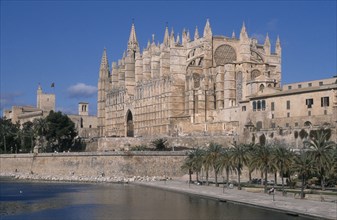 SPAIN, Balearic Islands , Majorca, Palma. La Seo Cathedral with the Almudaina Palace in the