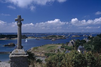FRANCE, Brittany, Ile De Brehat, Coastal view from the Churchyard with stone cross in the