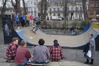 10086674 SPORT   Skateboarding Children on ramp