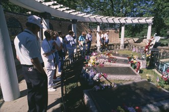 USA, Tennessee, Memphis, Tourists at Gracelands looking at Elvis Presley’s grave