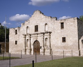 USA, Texas, San Antonio, "The Alamo, stone building, blue sky, famous Texan shrine "