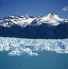 ARGENTINA, Santa Cruz, Parque Nacional Los Glaciares, Moreno Glacier below snow capped mountains