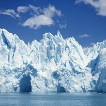 ARGENTINA, Santa Cruz, Parque Nacional Los Glaciares, Iceberg from Moreno Glacier on Lago Argentian