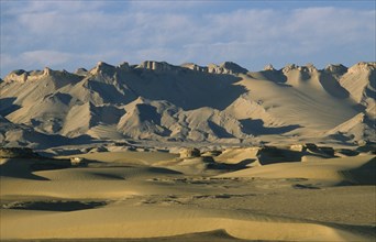EGYPT, Western Desert , Desert landscape and hills near Dhakla Oasis