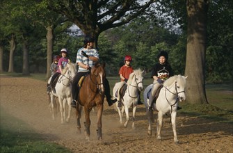10065622 SPORT  Equestrian Horses  Group of horse riders in park