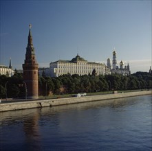 RUSSIA, Moscow, Kremlin and red tower seen from across the river