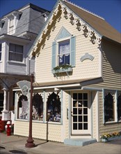 USA, Massachusetts, Marthas Vineyard, Oak Bluffs old town with yellow and green weatherboard shop