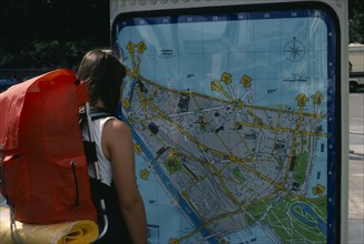 FRANCE, Ile de France, Paris, Backpacker looking at tourist map.