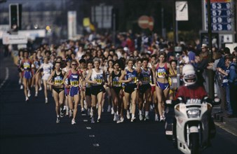 10044069 SPORT Athletics London Marathon Start of womans elite race.