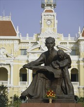 VIETNAM, South, Ho Chi Minh City, Bronze statue of Ho Chi Minh outside the town hall Hotel de Ville