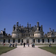 FRANCE, Loire Valley, Loir et Cher, Chambord Chateau. Tourists on gravelled entrance between green