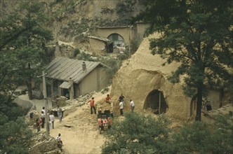 CHINA, Shaanxi Province, Yanan, Building cave House