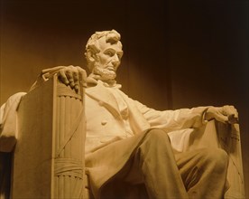 USA, Washington DC, The Lincoln Memorial with the illuminated statue of Abraham Lincoln seated