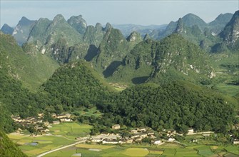 CHINA, Guangxi, Guilin, Karst scenery of limestone peaks