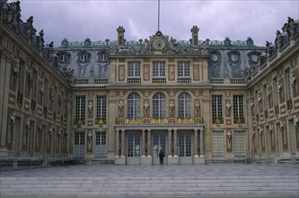 FRANCE, Ile de France  , Paris, Versailles palace exterior and entrance.
