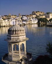 INDIA, Rajasthan, Udaipur, City view over Lake Pichola with ornate tower in the foreground