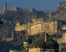 INDIA, Rajasthan, Jaipur, Amber Palace temple roof and fort on hill