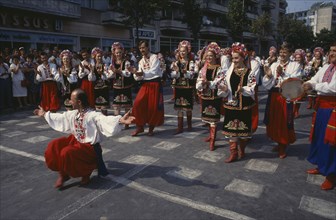 RUSSIA, Festivals, Ukranian Folk Dancers performing for crowds in the street